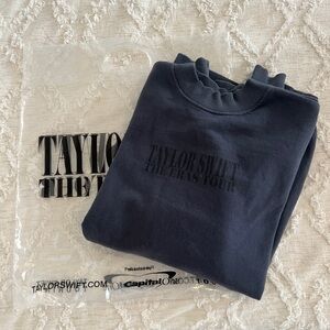 Authentic Era’s tour limited blue crewneck size xs.